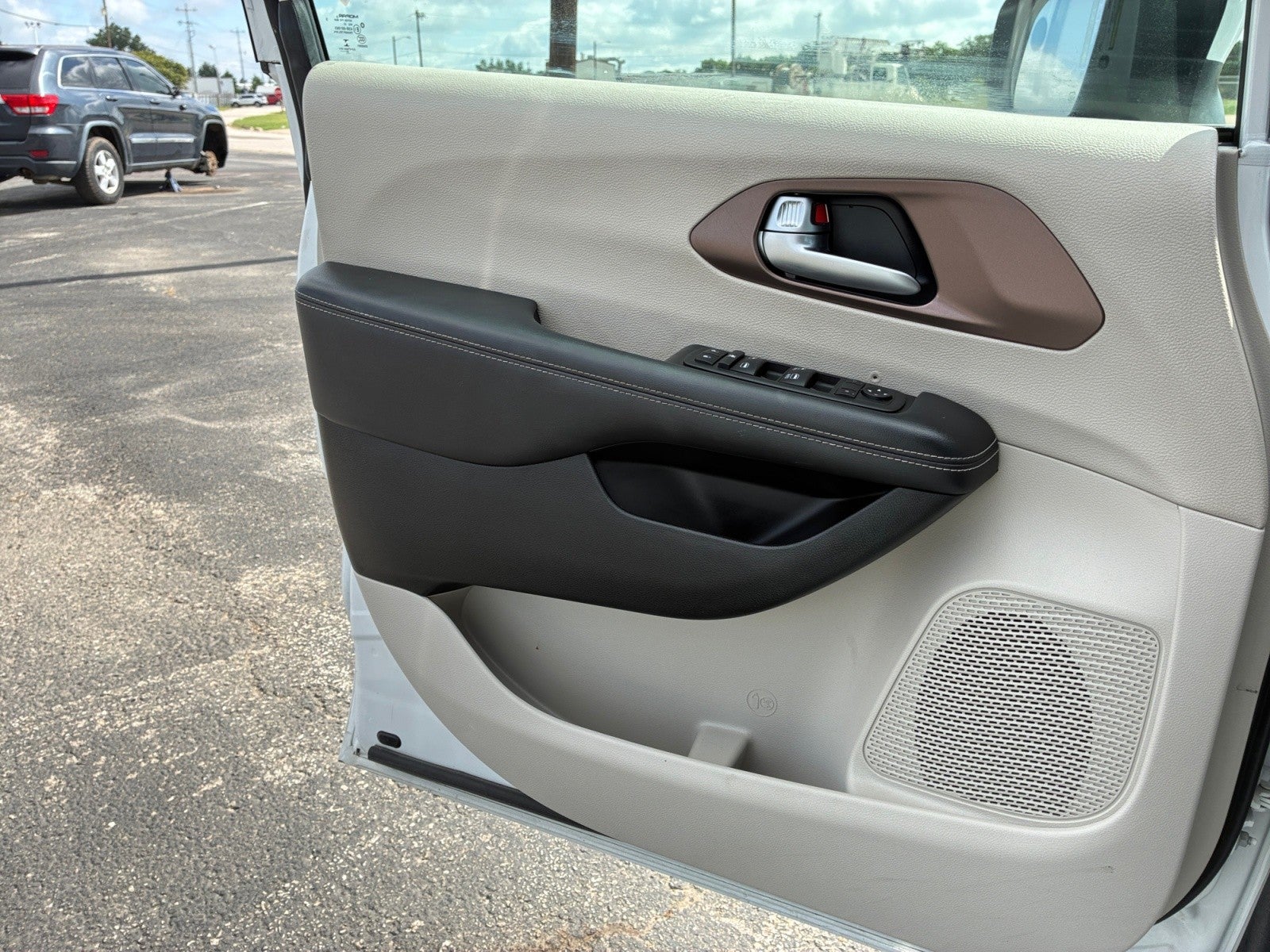 2023 Chrysler Voyager (fleet-only) LX